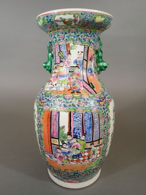 CHINE, Canton, Vase en porcelaine à décor émaillé polychrome…