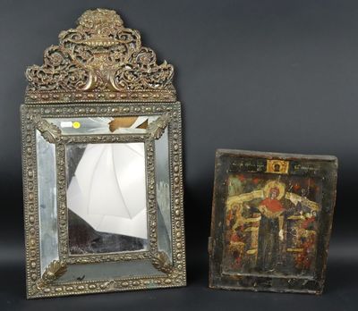 une paire de miroirs anciens et un cadre photo sur fond noir