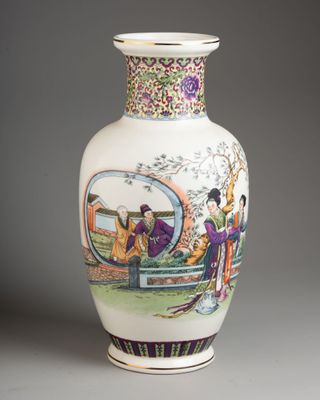 un vase blanc sur lequel est représenté un homme et une femme
