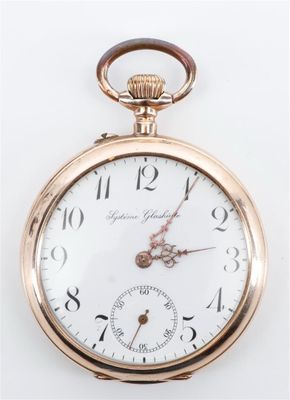 une image d'une montre de poche en gros plan sur une surface blanche