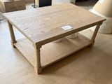 une table basse sur laquelle est posée une étiquette, dans un salon