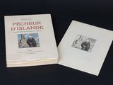 deux livres posés l'un à côté de l'autre sur une table noire