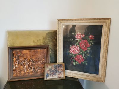 a picture of a picture of a vase of flowers and a picture of a vase of flowers on a table