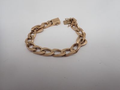 une image d'un bracelet en or sur fond blanc