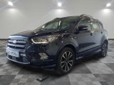 Le nouveau SUV Ford Kuga est garé dans un showroom.