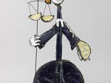 statue d'une femme tenant un verre de vin et une horloge