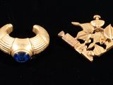 deux boucles d'oreilles en or et en pierre bleue sur un fond noir