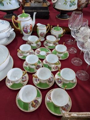 une table sur laquelle il y a beaucoup de vaisselle et de tasses