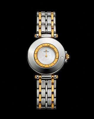 une image d'un gros plan d'une montre-bracelet sur un fond noir