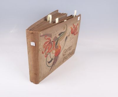 un livre marron sur lequel figure l'image d'un dragon