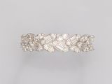 une bague en or blanc sertie de diamants et ornée de feuilles