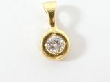 gros plan d'un pendentif en diamant sur une surface blanche