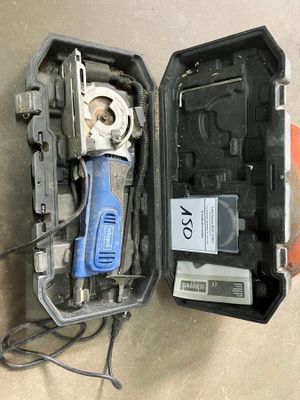 un outil qui se trouve dans la mallette, ouvert et prêt à l'emploi