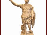 une statue représentant un homme avec un chien, posée sur un socle