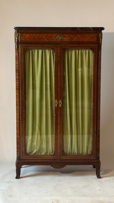 une armoire recouverte d'un rideau vert