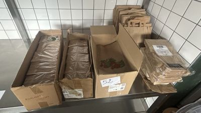 plusieurs boîtes de pain posées sur une étagère dans une cuisine
