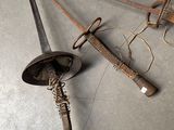 beaucoup de vieux outils qui traînent par terre