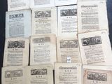 beaucoup de vieux livres posés sur une table