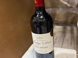 une bouteille de vin posée sur un carton