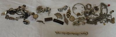 beaucoup de bijoux posés sur la table