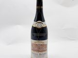 une bouteille de vin posée sur une table