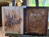 un chevalet sur lequel sont posés deux tableaux, dans une pièce