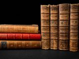 plusieurs vieux livres empilés sur une table