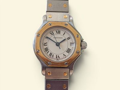gros plan d'une montre-bracelet avec des chiffres romains