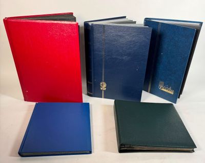 Quatre livres de couleurs différentes sont alignés sur une surface blanche.