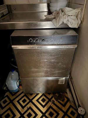 une photo d'une cuisine équipée d'une cuisinière et d'un lave-vaisselle