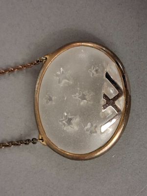 un collier en or orné d'une croix