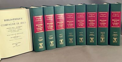 plusieurs livres sont alignés sur une table