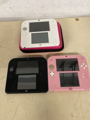 trois consoles de jeux Nintendo Wii posées sur une table