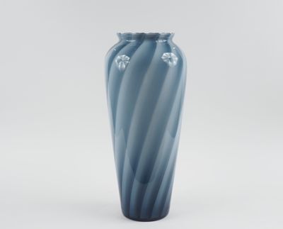Vase en verre de Murano à décor nuancé bleu et blanc.