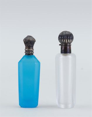 paire de flacons de parfum en verre bleu et transparent, avec des bouchons en argent