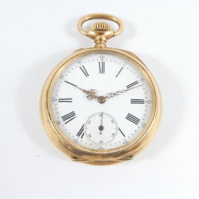 une montre de poche en or avec des chiffres romains sur le cadran