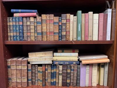 de nombreux livres anciens sur une étagère dans une bibliothèque