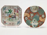 deux assiettes ornées de motifs sont posées sur une surface blanche