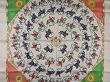un gros plan sur une nappe ornée de chevaux et de fleurs