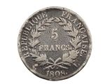 une vieille pièce d'argent ornée d'une couronne sur le recto