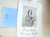 une photo d'un livre posé sur une table, avec un stylo et du papier