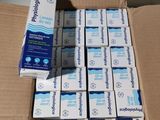 de nombreux tubes de dentifrice posés sur un carton