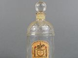 une petite bouteille en verre avec une étiquette dessus