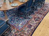 un grand tapis posé au milieu de la pièce