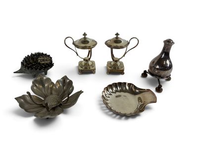 un ensemble d'objets argentés posés sur une surface blanche