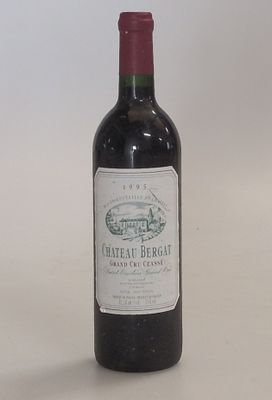 une bouteille de vin posée sur une table