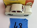une petite voiture posée à côté d'un tissu bleu