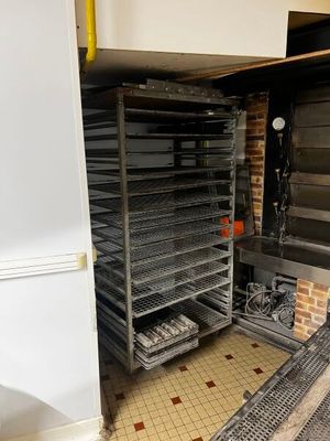 une photo d'une cuisine où l'on voit plusieurs plateaux remplis de plats
