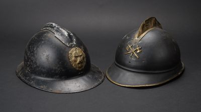 deux casques, l'un orné d'une étoile dorée sur le dessus et l'autre d'une étoile argentée sur le dessous