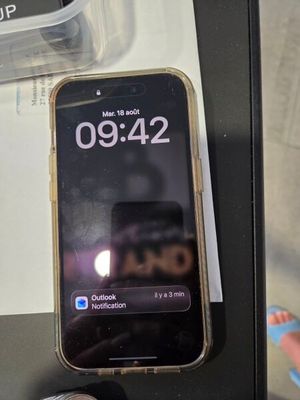un téléphone portable posé sur une table